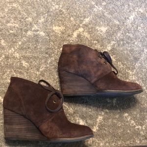 LUCKY BRAND LK SWAY SUEDE WEDGE BOOTIES